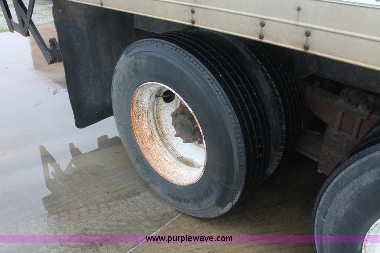 image for item E2566 1995 International 8100 box truck