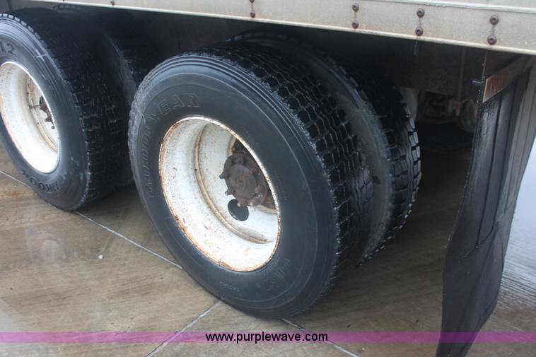 image for item E2566 1995 International 8100 box truck