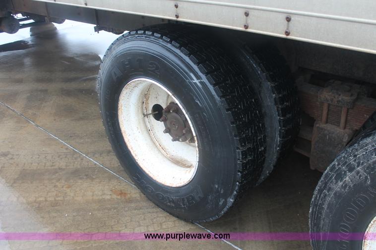 image for item E2566 1995 International 8100 box truck