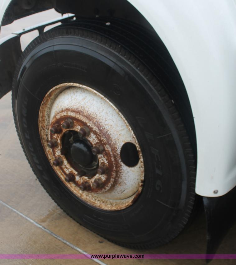 image for item E2566 1995 International 8100 box truck