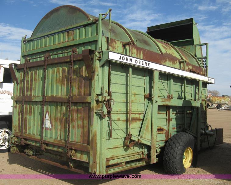 image for item E3018 John Deere 200 stack wagon