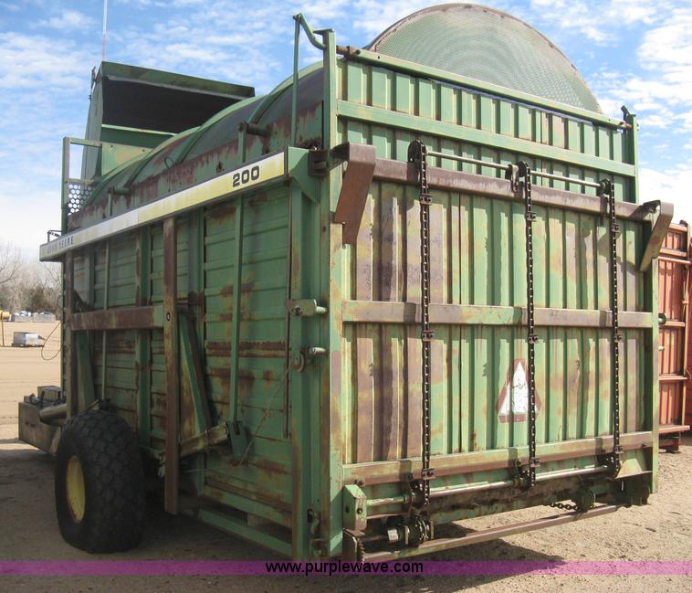 image for item E3018 John Deere 200 stack wagon