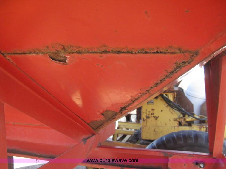 image for item E3019 Unverferth McCurdy 275 gravity wagon