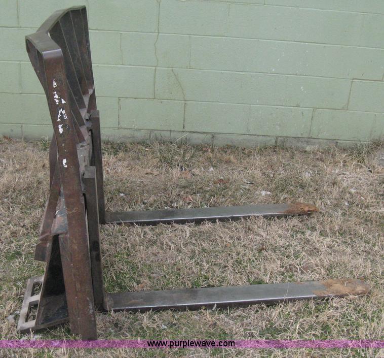 image for item E3028 Bradco pallet fork skid steer attachment