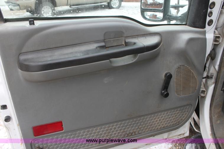 image for item E8383 2006 Ford F450 pickup truck