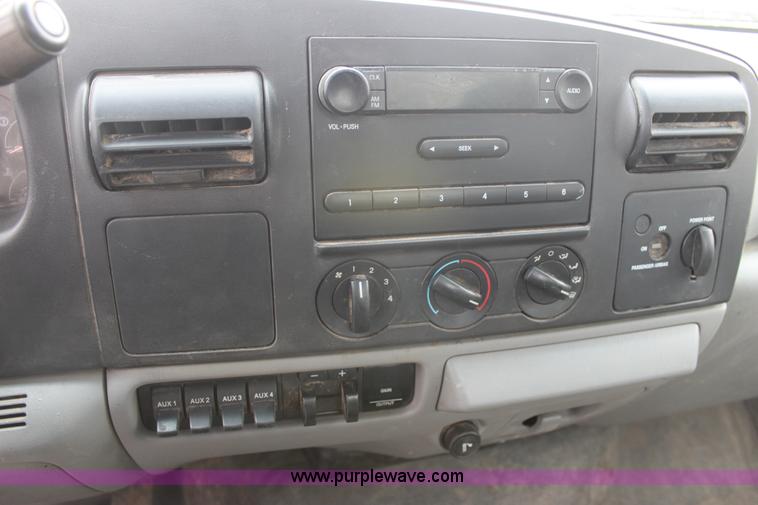 image for item E8383 2006 Ford F450 pickup truck