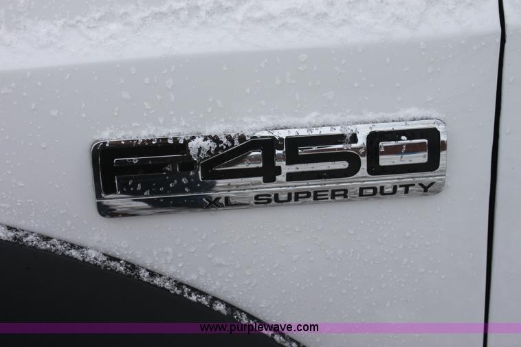 image for item E8383 2006 Ford F450 pickup truck