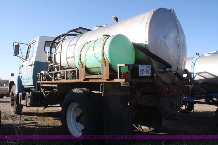 image for item F2996 1982 Ford F700 nurse truck