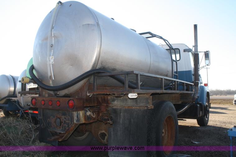 image for item F2996 1982 Ford F700 nurse truck