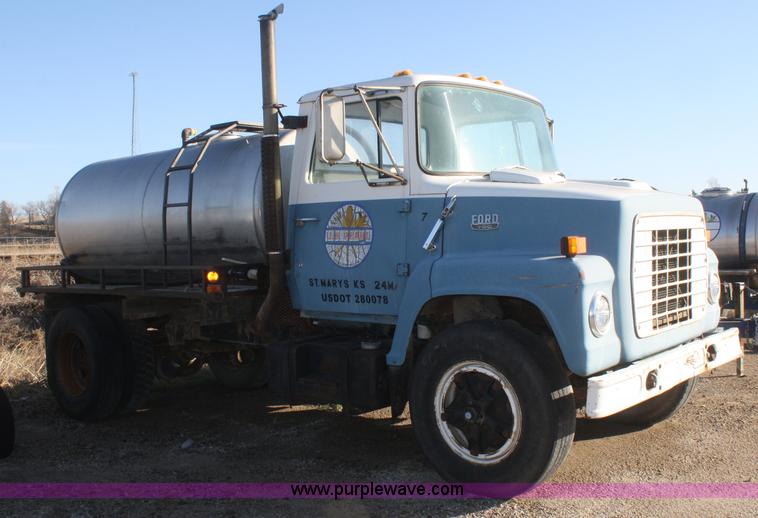 image for item F2996 1982 Ford F700 nurse truck