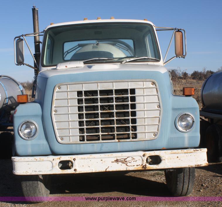 image for item F2996 1982 Ford F700 nurse truck