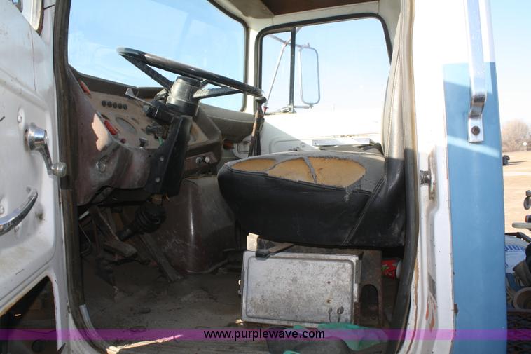 image for item F2996 1982 Ford F700 nurse truck