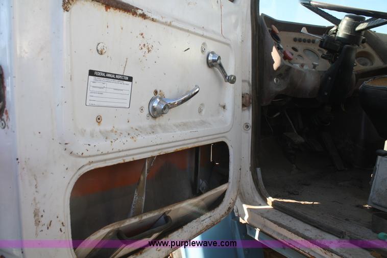 image for item F2996 1982 Ford F700 nurse truck
