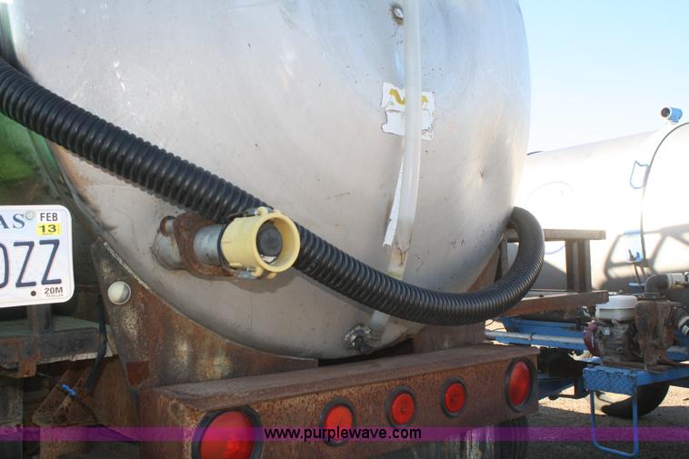 image for item F2996 1982 Ford F700 nurse truck