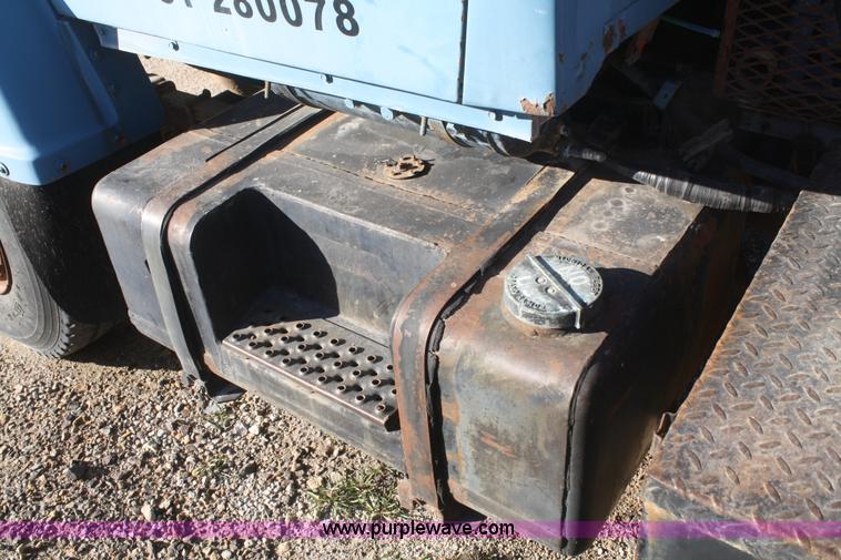 image for item F2996 1982 Ford F700 nurse truck