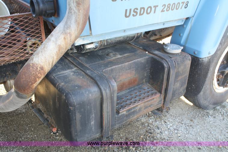 image for item F2996 1982 Ford F700 nurse truck