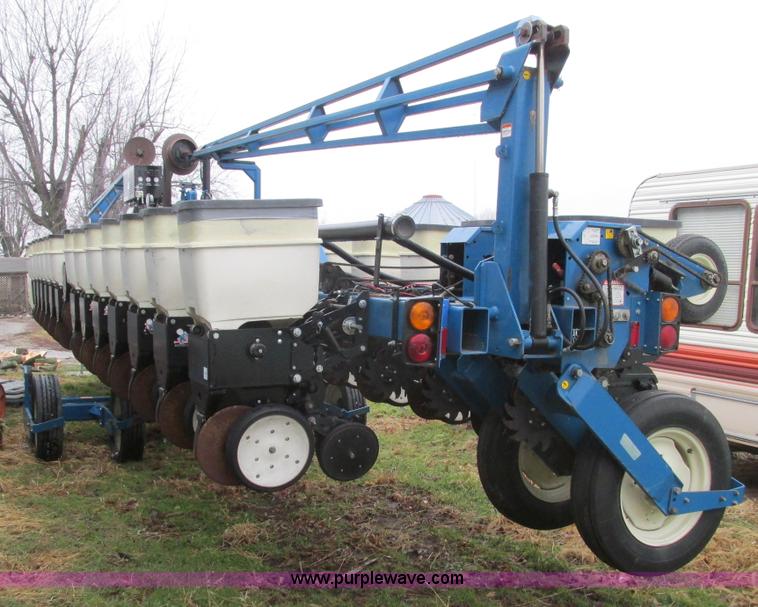 image for item F4270 Kinze 3600 Twin-Line 16/31 row planter
