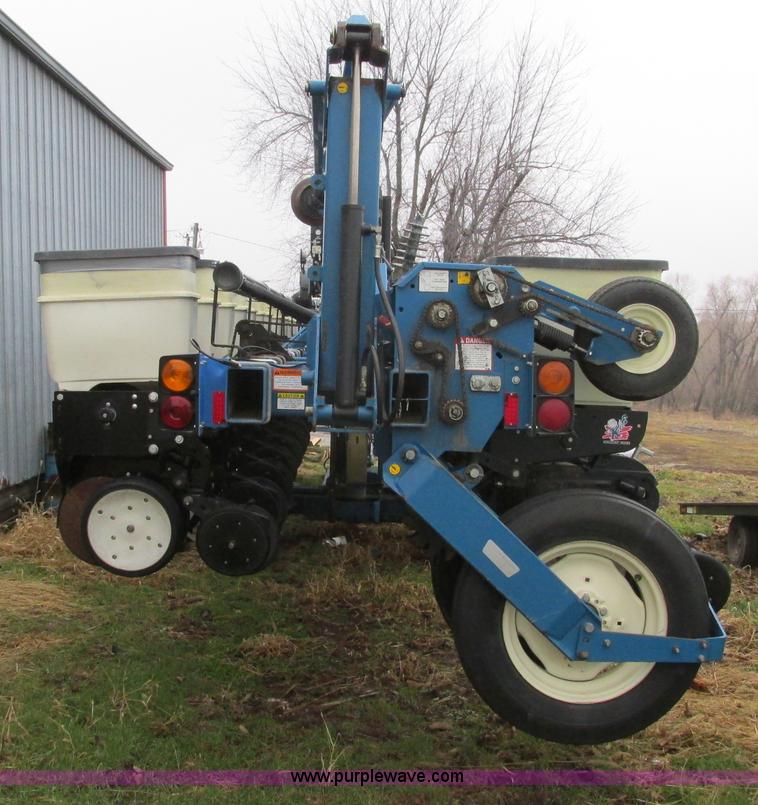 image for item F4270 Kinze 3600 Twin-Line 16/31 row planter