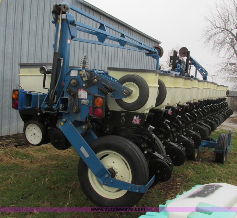 image for item F4270 Kinze 3600 Twin-Line 16/31 row planter