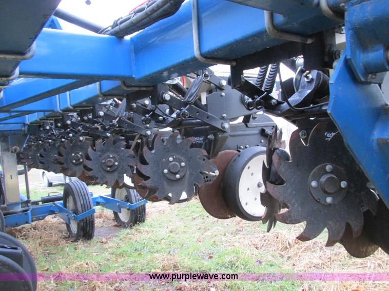image for item F4270 Kinze 3600 Twin-Line 16/31 row planter