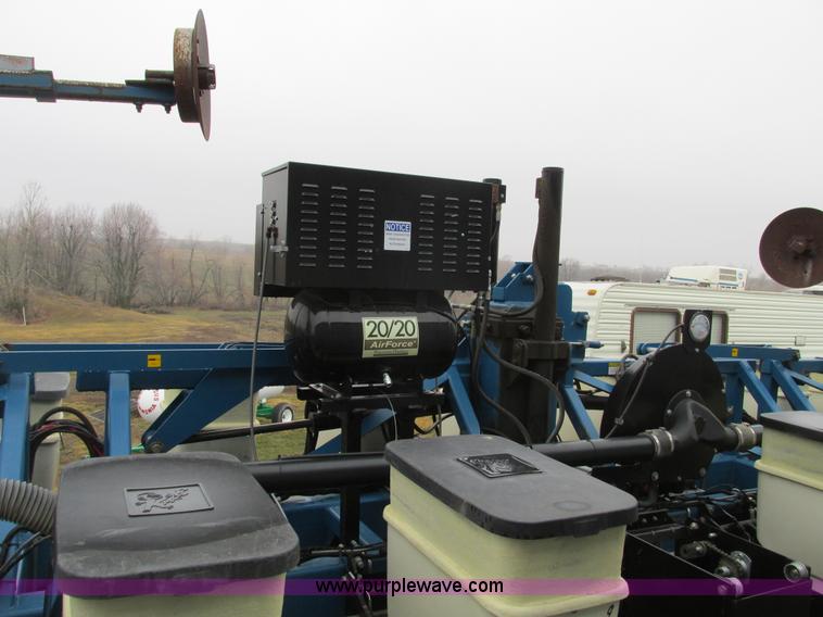 image for item F4270 Kinze 3600 Twin-Line 16/31 row planter