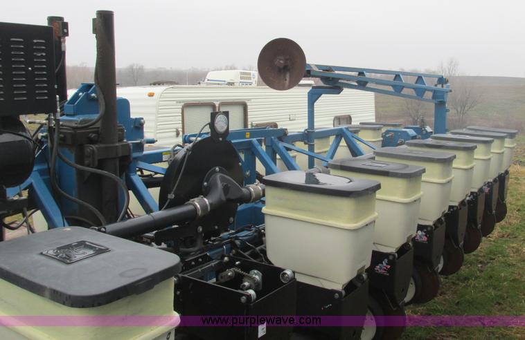 image for item F4270 Kinze 3600 Twin-Line 16/31 row planter
