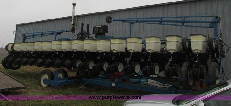 image for item F4270 Kinze 3600 Twin-Line 16/31 row planter