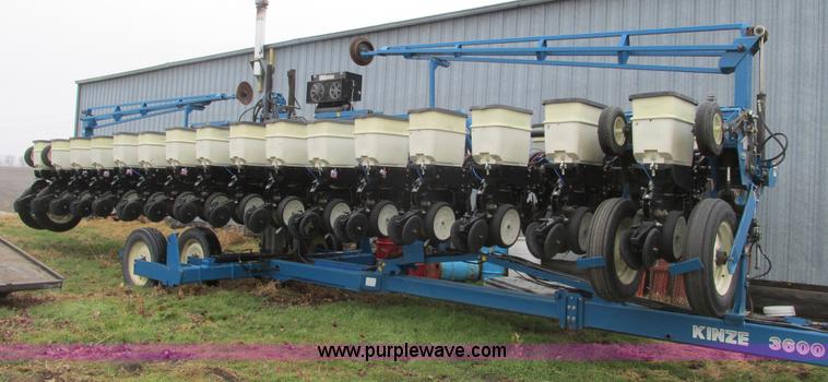 image for item F4270 Kinze 3600 Twin-Line 16/31 row planter