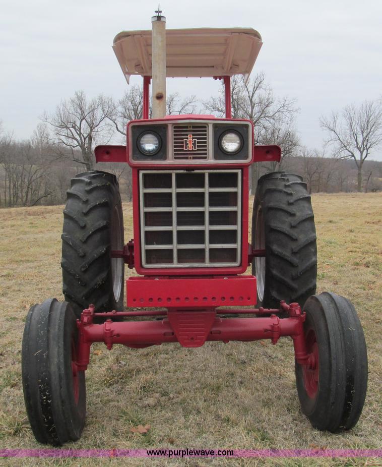 image for item F4695 1975 International 1066 tractor