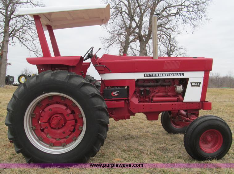 image for item F4695 1975 International 1066 tractor
