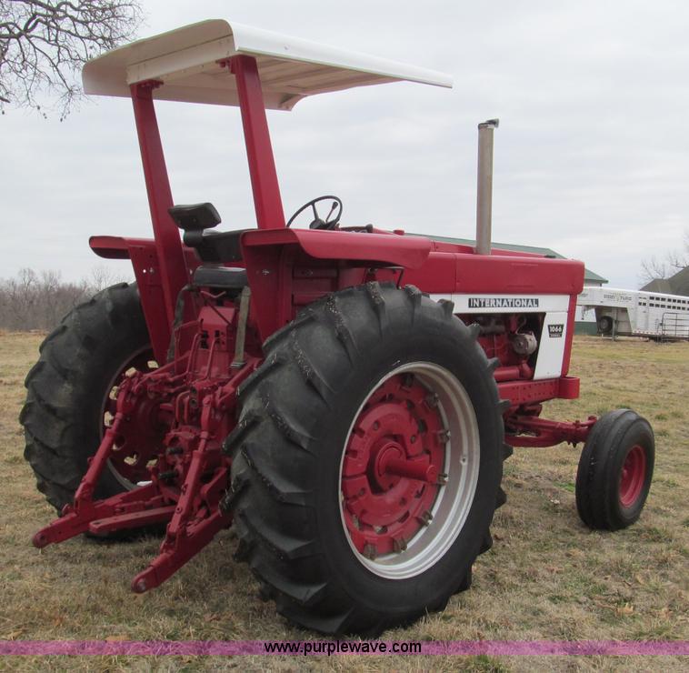 image for item F4695 1975 International 1066 tractor