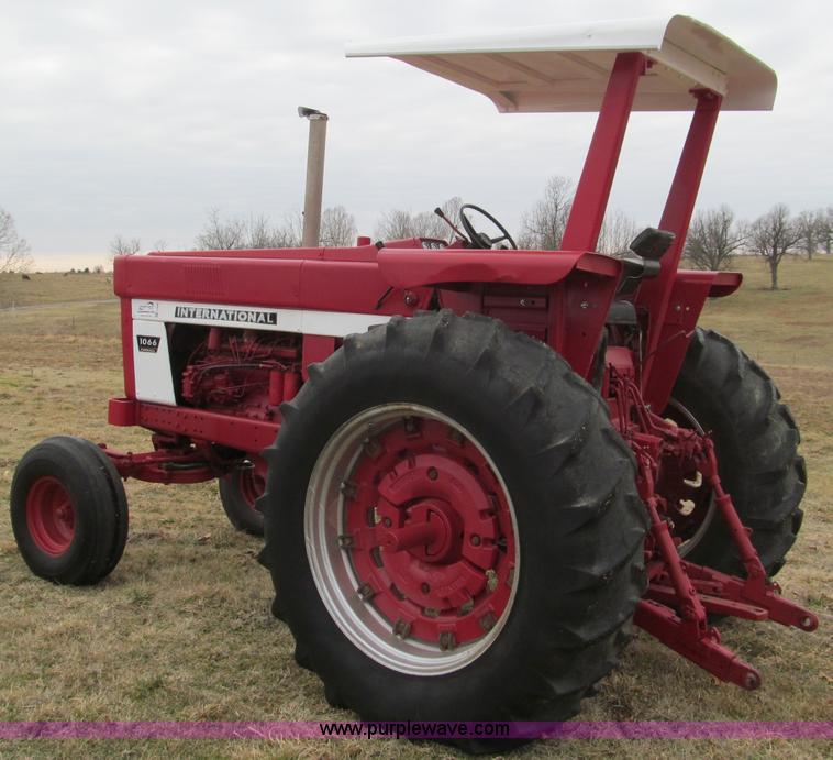 image for item F4695 1975 International 1066 tractor