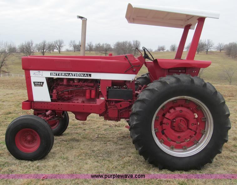 image for item F4695 1975 International 1066 tractor