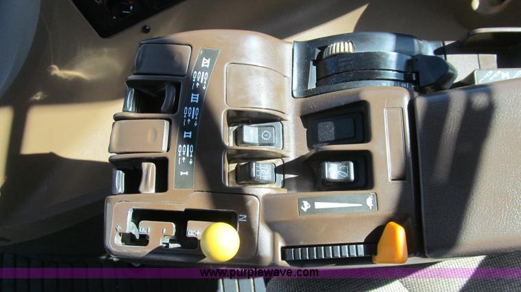 image for item G5634 2002 John Deere 9520 tractor