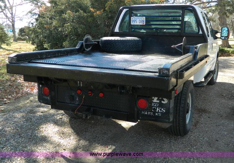 image for item G7537 2004 Ford F350 XL Super Duty flatbed pickup truck