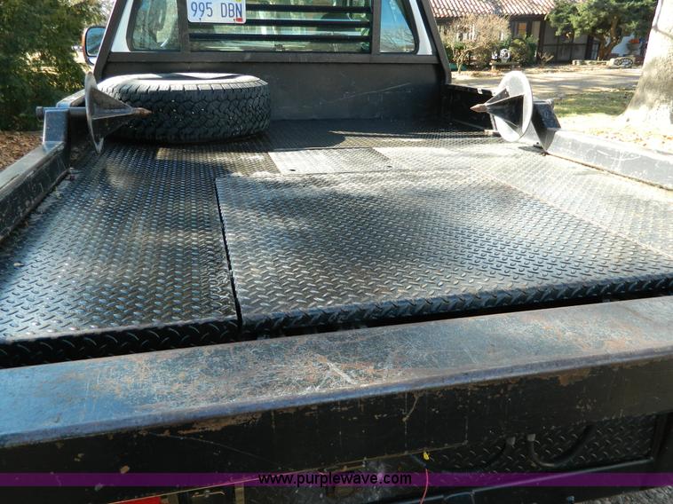 image for item G7537 2004 Ford F350 XL Super Duty flatbed pickup truck