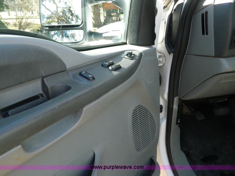 image for item G7537 2004 Ford F350 XL Super Duty flatbed pickup truck
