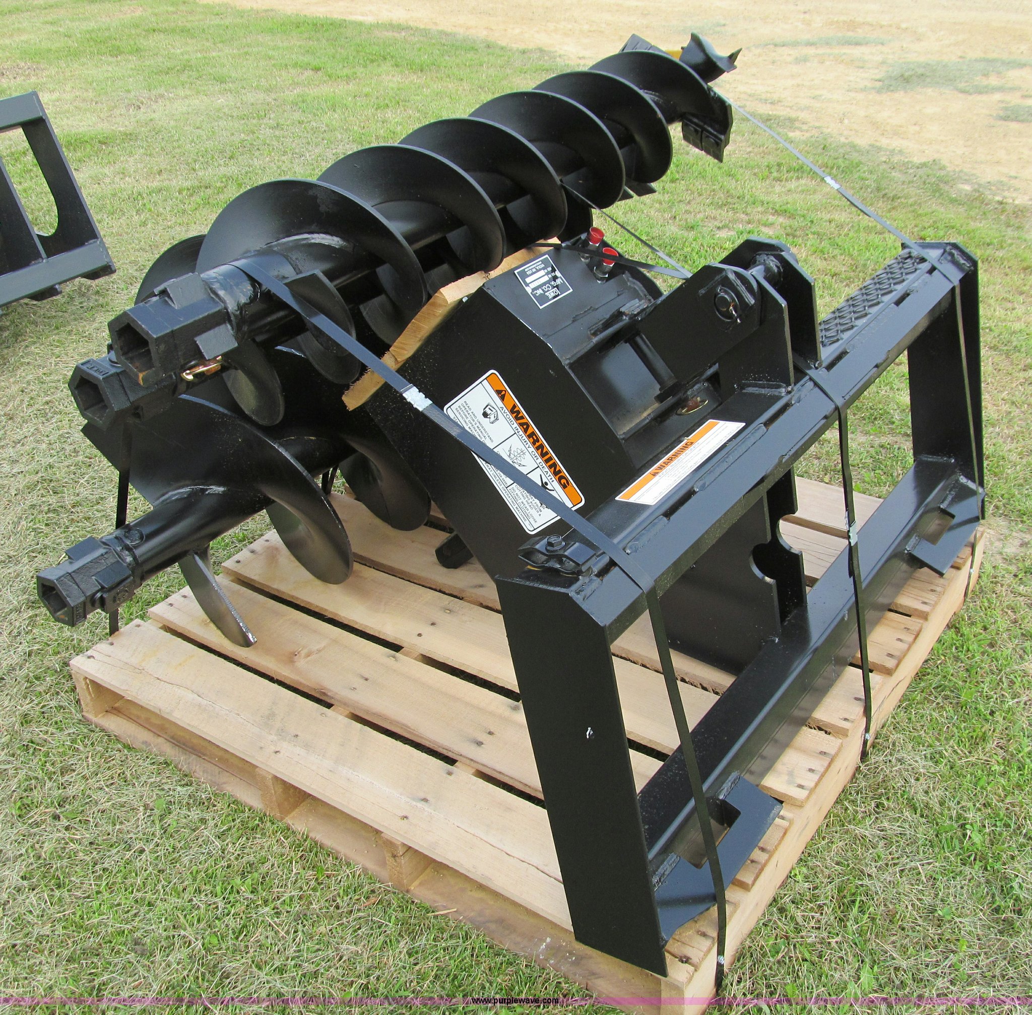 Lowe 1650 hydraulic auger skid steer attachment in Knapp, WI Item