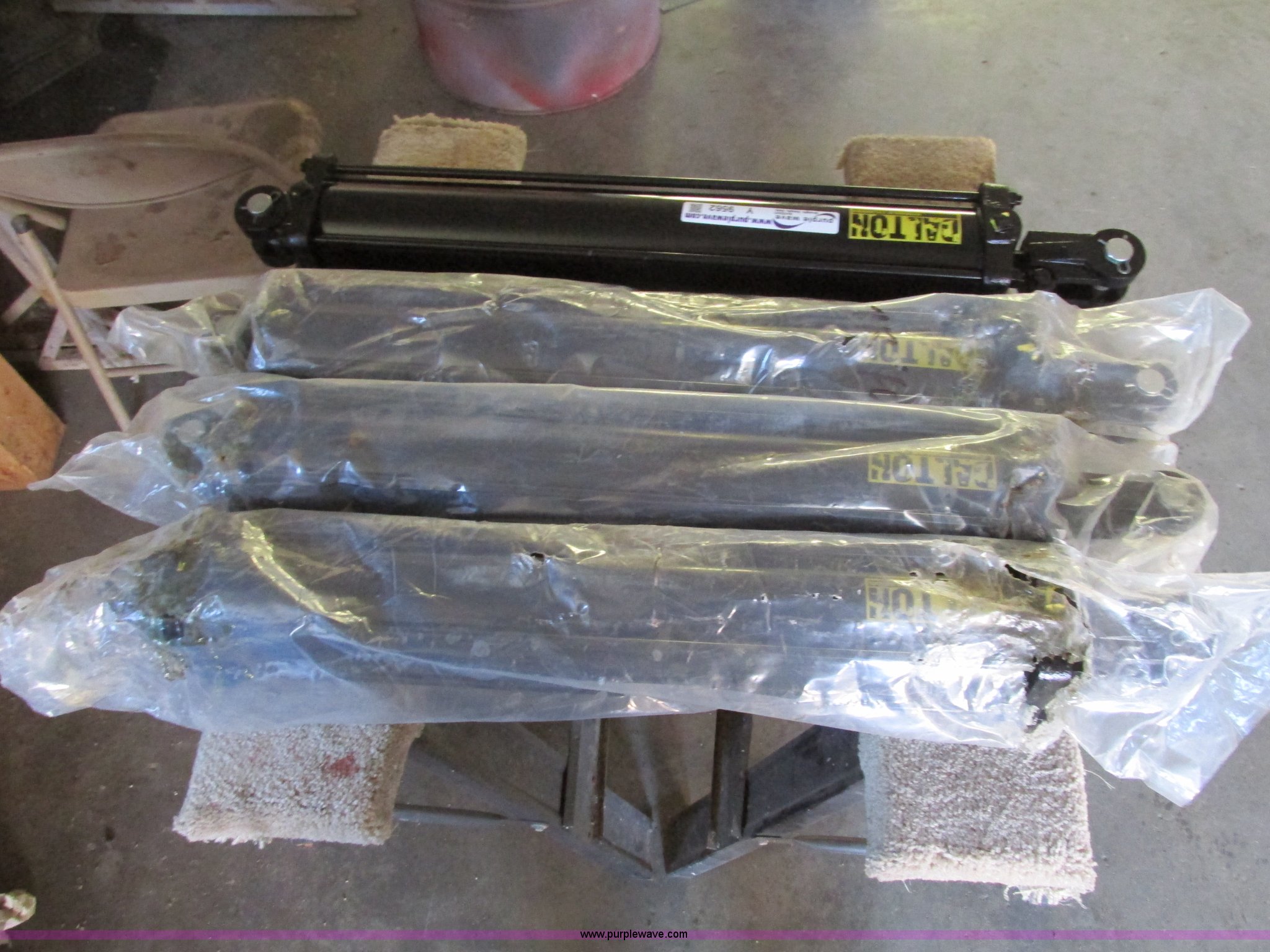 (4) Dalton hydraulic cylinders in Gravois Mills, MO Item Y9562 sold