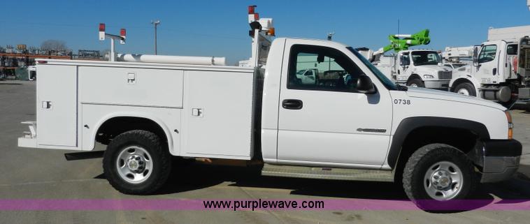 image for item A3906 2003 Chevrolet Silverado 2500HD utility truck