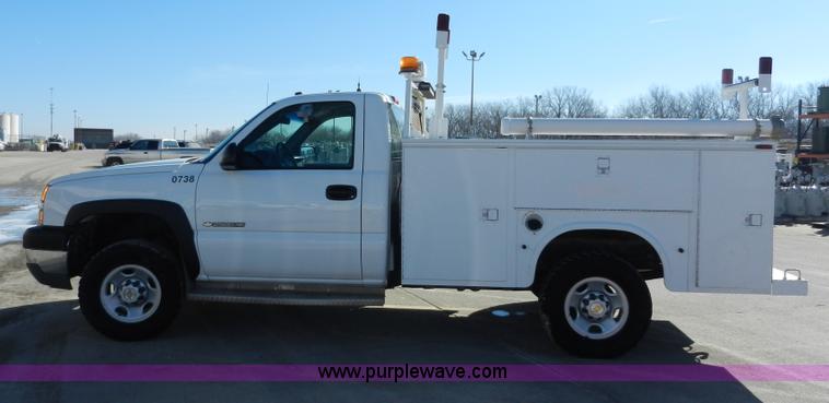 image for item A3906 2003 Chevrolet Silverado 2500HD utility truck