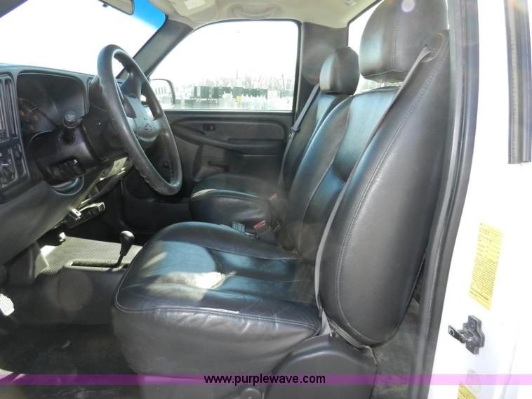 image for item A3906 2003 Chevrolet Silverado 2500HD utility truck