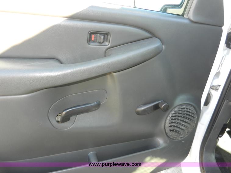 image for item A3906 2003 Chevrolet Silverado 2500HD utility truck