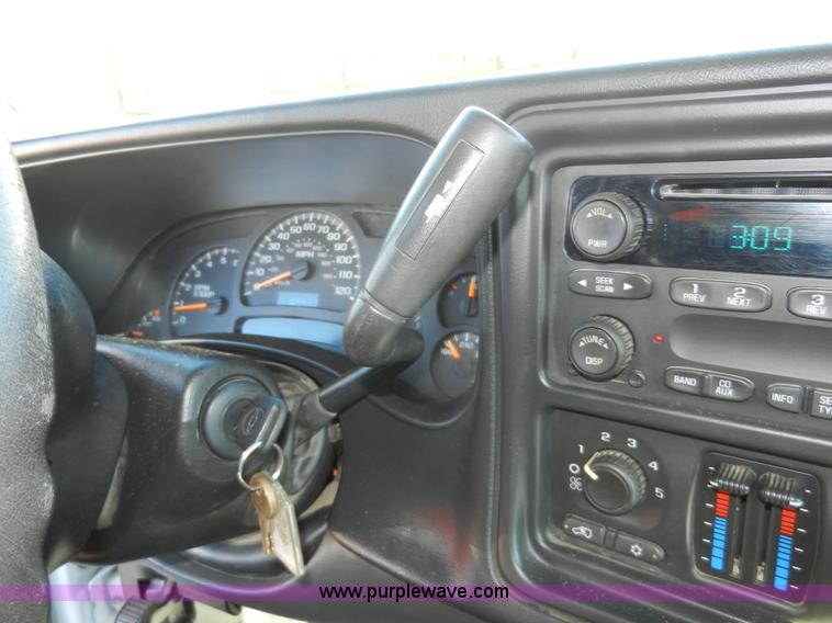 image for item A3906 2003 Chevrolet Silverado 2500HD utility truck