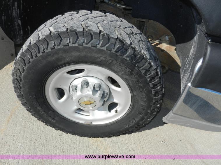 image for item A3906 2003 Chevrolet Silverado 2500HD utility truck