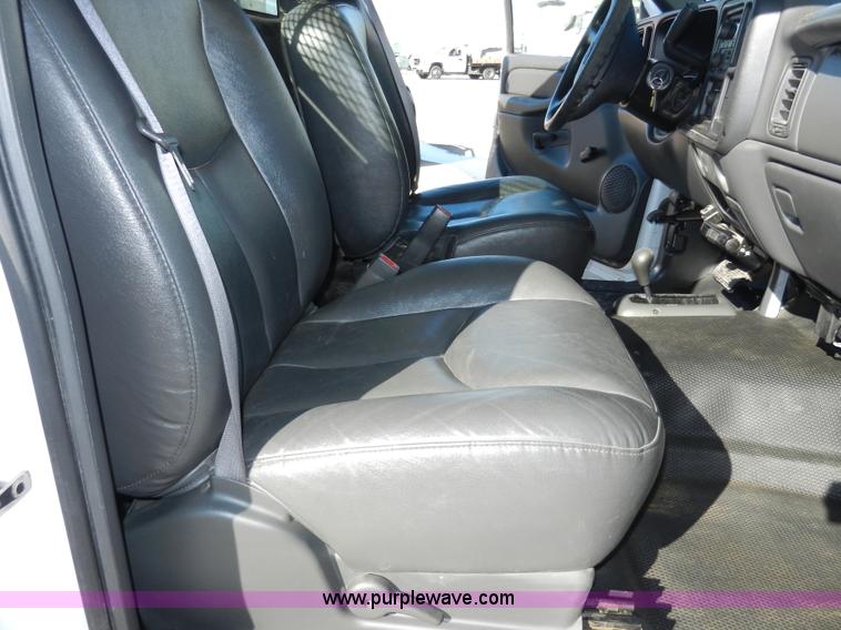 image for item A3906 2003 Chevrolet Silverado 2500HD utility truck