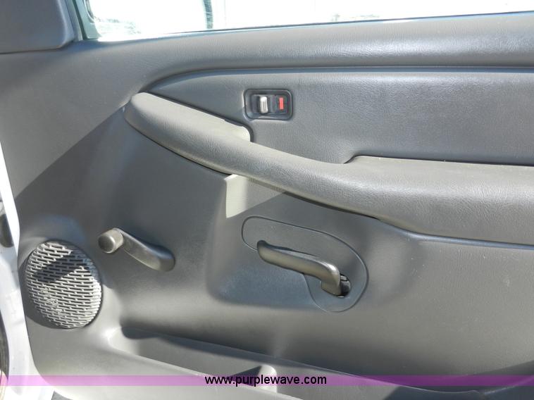 image for item A3906 2003 Chevrolet Silverado 2500HD utility truck