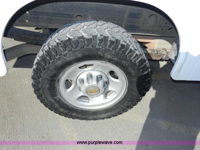 image for item A3906 2003 Chevrolet Silverado 2500HD utility truck