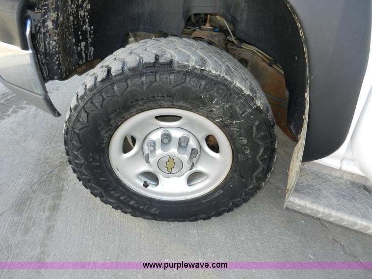 image for item A3906 2003 Chevrolet Silverado 2500HD utility truck