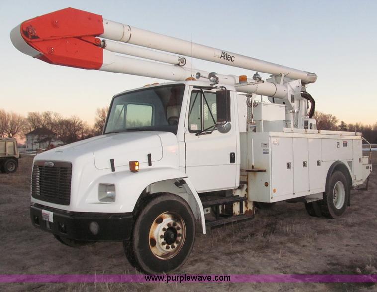 image for item B5333 2000 Freightliner Altec 50' boom truck